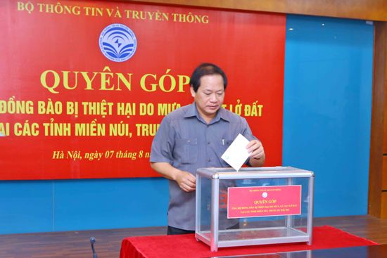 Bộ TT&TT quyên góp ủng hộ đồng bào bị thiệt hại do lũ ảnh 1